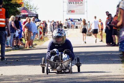 Seifenkistenrennen: Witzschdorf startet rasant in seine Festwoche - Von der Stratrampe aus galt es, Tempo aufzunehmen. Foto: Andreas Bauer