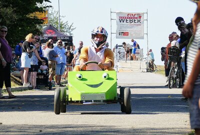 Seifenkistenrennen: Witzschdorf startet rasant in seine Festwoche - Sogar ein Frosch kam die Straße hinunter. Foto: Andreas Bauer