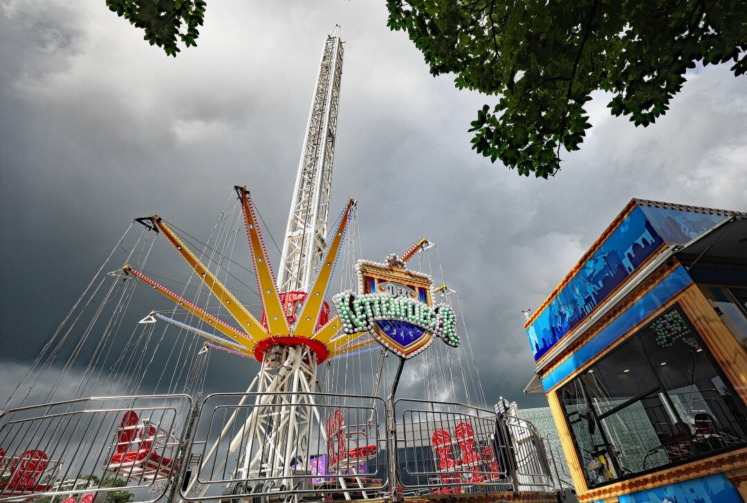 Seit Mittwoch auf dem Festplatz: Zusätzliche Attraktion zum Plauener Vogelschießen - Vor der Festhalle ragt der Turm des Kettenseglers 40 Meter in den Plauener Himmel. Foto: Thomas Voigt