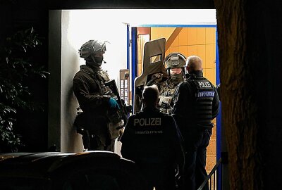 SEK findet Leiche in Chemnitzer Wohnung: Ist der Tote Hardy G.? - Polizei findet leblose Person in Wohnung: Keine Hinweise auf Straftat. Foto: Harry Härtel