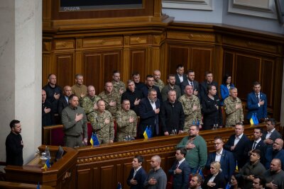 Selenskyjs Plan: Nato-Einladung, Aufrüstung und Rohstoffe - Der ukrainische Präsident Wolodymyr Selenskyj hat im Parlament seinen "Siegesplan" zur Beendigung des Krieges mit Russland vorgestellt.