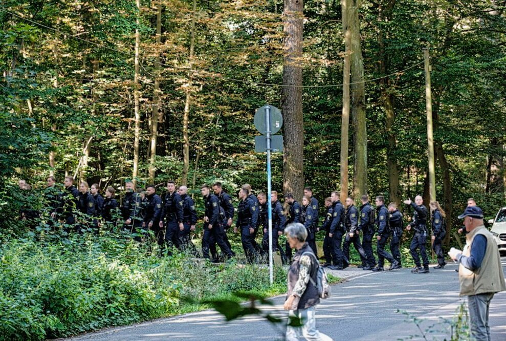 Senior in Chemnitz vermisst: Polizei sucht im Zeisigwald - Suchaktion im Chemnitzer Zeisigwald: Seit den Morgenstunden sind Einsatzkräfte unterwegs, um den abgängigen Senior zu finden. Foto: Harry Härtel