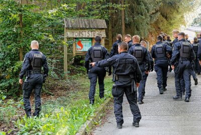 Senior in Chemnitz vermisst: Polizei sucht im Zeisigwald - Suchaktion im Chemnitzer Zeisigwald: Seit den Morgenstunden sind Einsatzkräfte unterwegs, um den abgängigen Senior zu finden. Foto: Harry Härtel