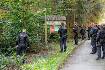 Senior in Chemnitz vermisst: Polizei sucht im Zeisigwald - Auch die Polizeischüler sind bei der Suchaktion beteiligt. Foto: Harry Härtel