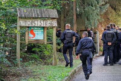 Senior in Chemnitz vermisst: Polizei sucht im Zeisigwald - Suchaktion im Chemnitzer Zeisigwald: Seit den Morgenstunden sind Einsatzkräfte unterwegs, um den abgängigen Senior zu finden. Foto: Harry Härtel