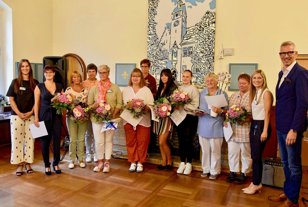 Seniorenzentrum im Alten Rathaus in Siegmar feiert runden Geburtstag -  Im Azurit Seniorenzentrum Altes Rathaus in Siegmar gab es in dieser Woche einen Grund zum Feiern: vor 20 Jahren zog die Einrichtung in die altehrwürdigen Räume an der Gaußstraße. Foto: Steffi Hofmann