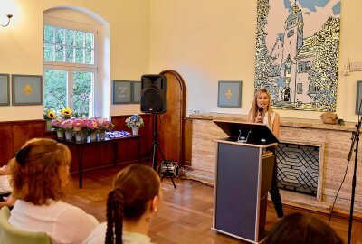 Seniorenzentrum im Alten Rathaus in Siegmar feiert runden Geburtstag -  Im Azurit Seniorenzentrum Altes Rathaus in Siegmar gab es in dieser Woche einen Grund zum Feiern: vor 20 Jahren zog die Einrichtung in die altehrwürdigen Räume an der Gaußstraße. Foto: Steffi Hofmann