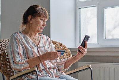 Seniorin in Schneeberg um 35.000 Euro betrogen: Täter inszenierte sich als Bankmitarbeiter - Symbolbild Trickbetrug. Foto: yavdat - stock.adobe.com