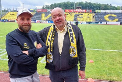 Sensation: VFC Plauen steigt doch noch in die Regionalliga auf - VFC-Präsident Thomas Fritzlar (links) und Aufsichtsrat Gunter Reiher (rechts) dürfen für die Regionalliga planen. Foto: Karsten Repert