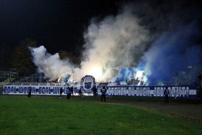 - Mehr als 500 CFC-Fans hatten sich im Gästeblock im altehrwürdigen "Bruno-Plache-Stadion" eingefunden und hatte Pyrotechnik im Gepäck. Foto: Marcus Hengst