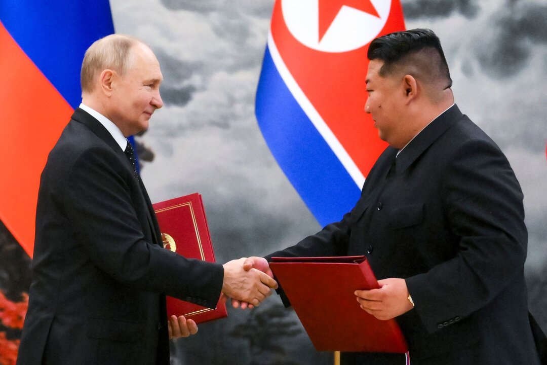 Seoul: Russland belieferte Nordkorea mit Flugabwehrraketen - Wladimir Putin (links) und Kim Jong Un haben eine strategische Partnerschaft unterzeichnet, die de facto auch einen Verteidigungspakt beinhaltet. (Archivbild)