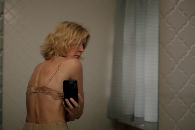 "Sexszenen waren für uns Schauspielende meist angstbesetzt": Maria Furtwängler über Filmdrehs - Martina (Maria Furtwängler) macht nach dem Vorfall mit Mischa Beweisfotos ihrer Verletzungen.