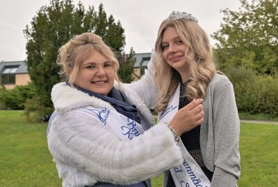 Shireen Thomas ist das neue Brunnenmädchen von Bad Schlema - Das bisherige Brunnenmädchen Sarah Vogel (li.) hat die Krone an Shireen Thomas (re.) weitergereicht. Foto: Ramona Schwabe