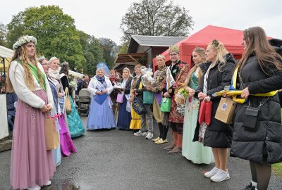 Shireen Thomas ist das neue Brunnenmädchen von Bad Schlema - Zum Amtswechsel in Bad Schlema waren zahlreiche Hoheiten aus ganz Deutschland angereist. Foto: Ramona Schwabe