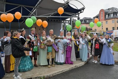 Shireen Thomas ist das neue Brunnenmädchen von Bad Schlema - In Bad Schlema sind Luftballons mit guten Wünschen gen Himmel aufgestiegen. Foto: Ramona Schwabe