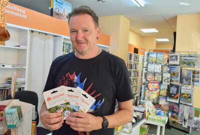 Shopping im Mondschein: Premiere in Limbach - Torsten Lang mit Stadtgutscheinen, die bei der Einkaufsnachtzu gewinnen sind. Foto: Steffi Hofmann