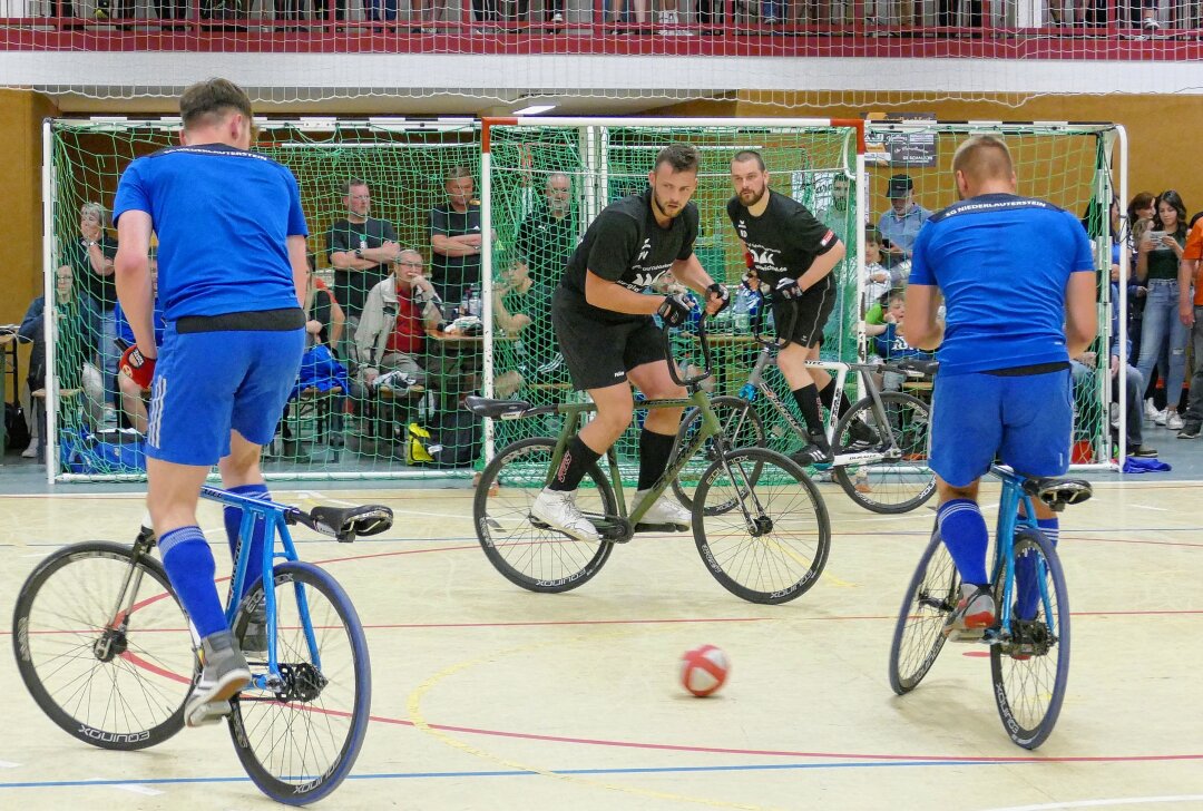 Showdown der 2. Radball-Bundesliga steigt in Niederlauterstein - Sowohl die Niederlautersteiner Radballer (blaue Trikots) als auch die Lippersdorfer (schwarz) wollen auch kommende Saison in der 2. Bundesliga spielen. Foto: Andreas Bauer