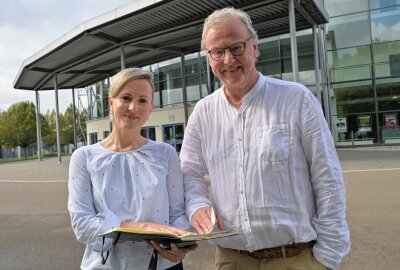 Shows geplant, die es so noch nicht gab: 25 Jahre Stadthalle Zwickau werden gefeiert - Der Veranstaltungskalender der Stadthalle Zwickau ist 2025 gut gefüllt - im Bild Jürgen Flemming, Geschäftsführer der Kultour Z. GmbH (re.) und Monique Riemenschneider, Prokuristin der Kultour Z. GmbH. Foto: Ralf Wendland