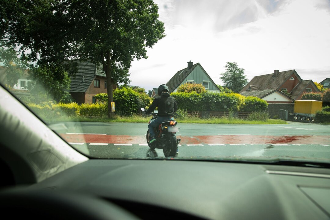 Sicher auf dem Motorrad: So senken Sie Ihr Unfallrisiko - Gefährliche Situation im Alltag: Motorradfahrer beim Abbiegen.