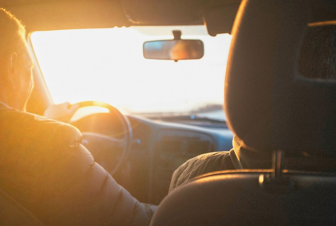 Sicher in den Urlaub starten mit Tipps vom Experten - Vor dem Urlaub sollte das Auto nochmal geprüft werden. Foto: unsplash/Darwin vegher