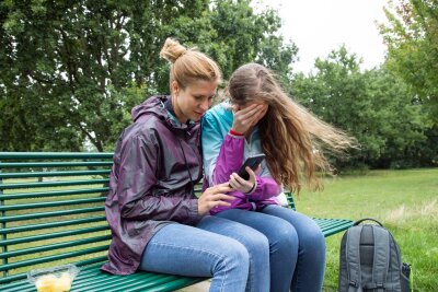 Sicher surfen: So schütze ich mein Kind im Internet - Gefahr im Internet: Jugendliche können zum Ziel von Hassbotschaften und Cybermobbing werden.