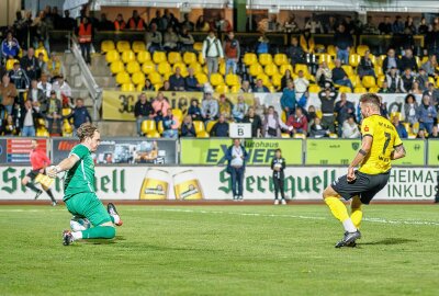 Sieben Gründe, weshalb der VFC Plauen in der Regionalliga richtig ist - Wie man sieht: Bei dieser Großchance hatte der Plauener Kevin Werner (rechts) in der 89. Spielminute Pech. Statt dem 2:2 für den VFC fielt 18 Sekunden später das 1:2. Foto: Oliver Orgs / Pressebüro Repert