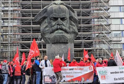 Sieben Prozent mehr Entgelt gefordert: IG Metall streikt vor Marx-Monument - Am Mittwoch rief die IG Metall zu einem Warnstreik in der Tarifrunde der Metall- und Elektroindustrie in der Region Chemnitz am Karl-Marx-Monument in der Brückenstraße auf. Foto: Harry Härtel