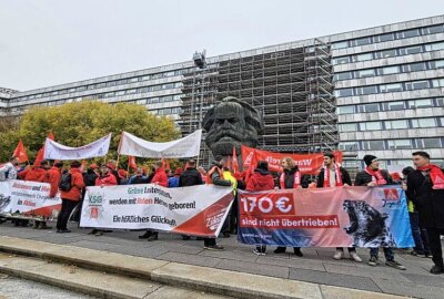 Sieben Prozent mehr Entgelt gefordert: IG Metall streikt vor Marx-Monument - Es beteiligen sich Beschäftigte von Siemens, Bosch, Rexrodt, Thyssen krupp Automation Enginering und Thyssenkrupp Dynamic Components. Foto: Harry Härtel