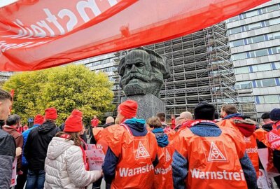 Sieben Prozent mehr Entgelt gefordert: IG Metall streikt vor Marx-Monument - Die IG Metall fordert in der aktuellen Tarifrunde sieben Prozent mehr Entgelt. Foto: Harry Härtel