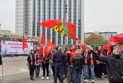 Sieben Prozent mehr Entgelt gefordert: IG Metall streikt vor Marx-Monument - Eine überproportionale Erhöhung der Ausbildungsvergütungen um 170 Euro bei einer Laufzeit von 12 Monaten wird aucvh gefordert. Foto: Harry Härtel