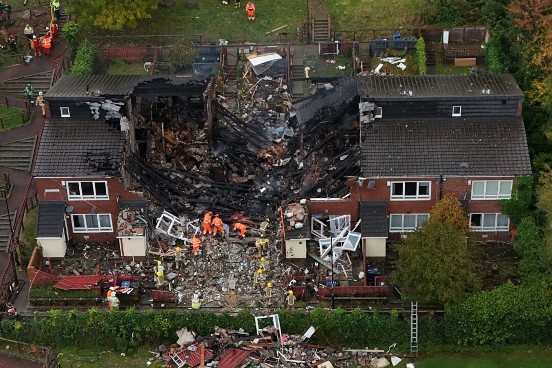 Siebenjähriger Junge stirbt bei Explosion in England - Nach der Explosion folgte ein Feuer: die zerstörte Häuserzeile in Newcastle. 