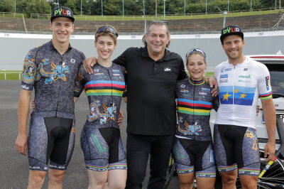 Siebenmaliger Bahnrad-Weltmeister Hübner gestorben - Michael Hübner mit ambitionierten Radsportler. Foto: Harry Härtel