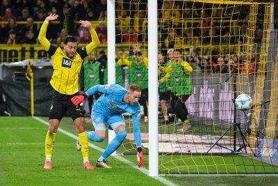 "Sieg für Nuri" - Wahre BVB-Bewährungsprobe folgt auswärts - Ramy Bensebaini bejubelt den Dortmunder Siegtreffer.