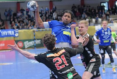 Sieg gegen HC Erlangen: EHV Aue bleibt ungeschlagen - Der EHV Aue hat sich im Spitzenspiel gegen den HC Erlangen II durchgesetzt - am Ball Dieudonné Mubenzem. Foto: Ralf Wendland