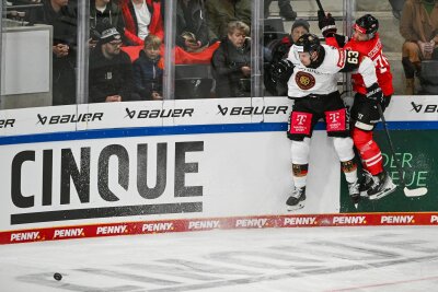 Sieg zum Abschluss für Eishockey-Team bei Deutschland Cup - Harte Zweikämpfe gab es zwischen Deutschland und Österreich beim Deutschland Cup.