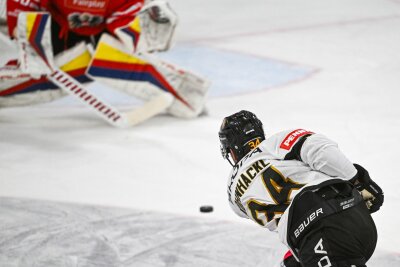 Sieg zum Abschluss für Eishockey-Team bei Deutschland Cup - Tom Kühnhackl trifft mit einem fulminanten Schuss zum zwischenzeitlichen 3:0.