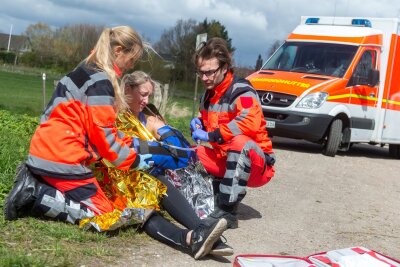 Silber oder Gold? So nutzt man Rettungsdecken richtig - Dreht man die goldene Seite der Rettungsdecke nach oben schützt die innenliegende silberne Seite die unter ihr liegende Person vor Auskühlung.