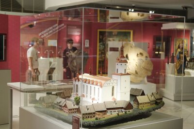 "Silberglanz & Kumpeltod" - Museum zeigt große Bergbau-Schau - Blick in die Ausstellung "Silberglanz und Kumpeltod" im Staatlichen Museum für Archäologie Chemnitz (smac) mit einem Modell der Annaberger Sankt Annenkirche im Vordergrund. 