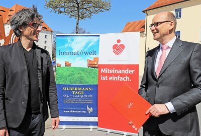 Silbermanntage präsentieren vielseitiges Programm - Albrecht Koch, Künstlerischer Leiter der Silbermanntage, und Prof. Hans-Ferdinand Schramm von der Ostdeutschen Sparkassenstiftung, arbeiten Hand in hand bei der Verwirklichung der diesjährigen Silbermanntage. Foto: Wieland Josch