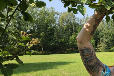 Silkes Tattoo-Welt: Familie, Fußball und ein treuer Hund im Trikot - An ihren Armen trägt sie mehrere La Catrina Tattoos. Damit trägt sie ihre Familie auf ihrer Haut.