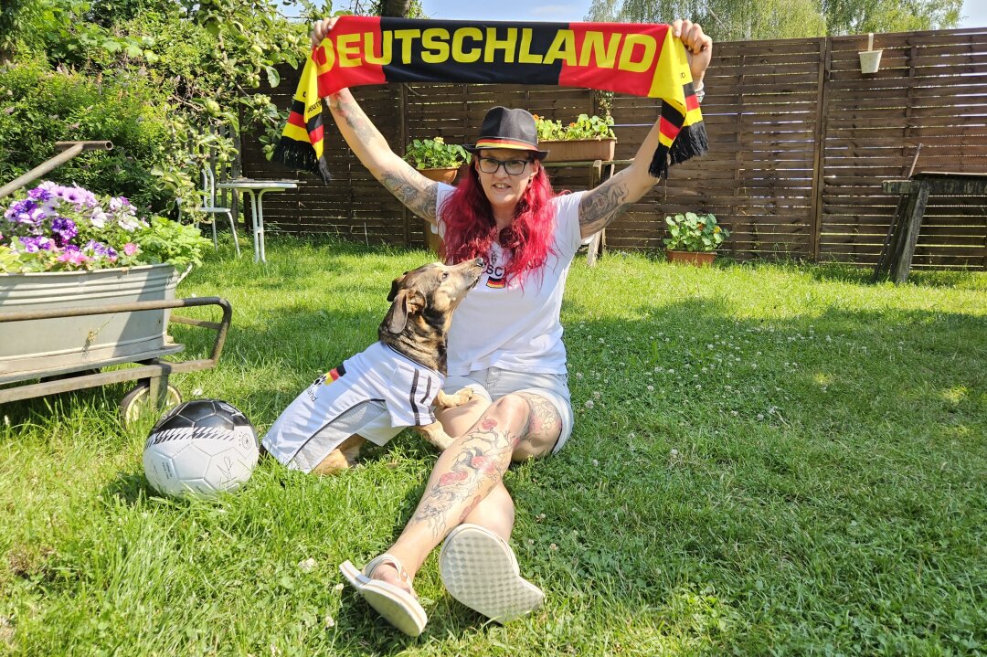 Silkes Tattoo-Welt: Familie, Fußball und ein treuer Hund im Trikot - Silke und Hund Horst im Fußballfieber.