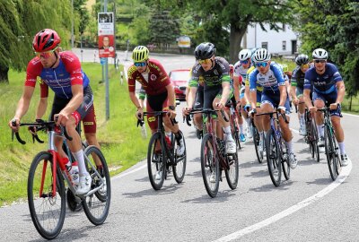 Simon Vogel holt sich Sieg und Schwein - Robert Retschke vom Chemnitzer PSV (rechts) kam in Großwaltersdorf gut über die Runden. Foto: Knut Berger