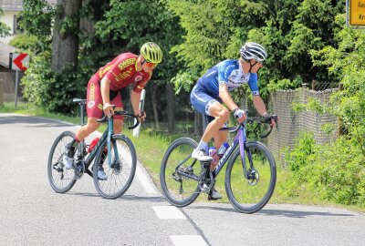 Simon Vogel holt sich Sieg und Schwein - Richard Habermann ( AC Sparta Prag/l.,) und Mathias Wiele ( Stevens Radteam des Berliner TSC) bestimmten die erste Rennhälfte. Foto: Knut Berger