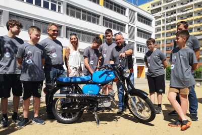 Schüler der Simson-Gang zusammen mit DPFA-Schulleiter Dirk Seifert, Praxisberaterin Heidi Ludwig von Learn and Work und Uwe Schmidt, Geschäftsführer KFZ-Innung Sachsen West (v.l.n.r.).