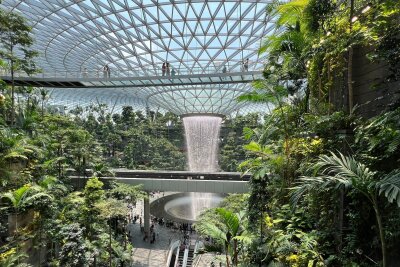 Singapurs Changi Airport bekommt neuen Mega-Terminal - Der Gebäudekomplex "The Jewel" am Changi Airport von Singapur begeistert seit 2019 Fluggäste aus aller Welt - vor allem auch mit seinem spektakulären Wasserfall.