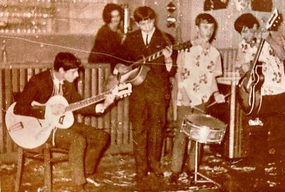 Skandalös: "Regenten" treten trotz Spielverbot in Plauen auf! - "Die Regenten" 1964 in der "Ranch". Im Bild von links: Harald Heidenreich, Bernd Völkel, Achim Hartung und Gert Heidenreich. Repro: Karsten Repert