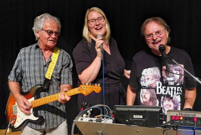 Skandalös: "Regenten" treten trotz Spielverbot in Plauen auf! - Die Band "Minimax" verabschiedet sich nach 20 Jahren von Madlen Müller. Erhard Kostka (links) und Gert Heidenreich (rechts) sagen Dankeschön. Foto: Karsten Repert