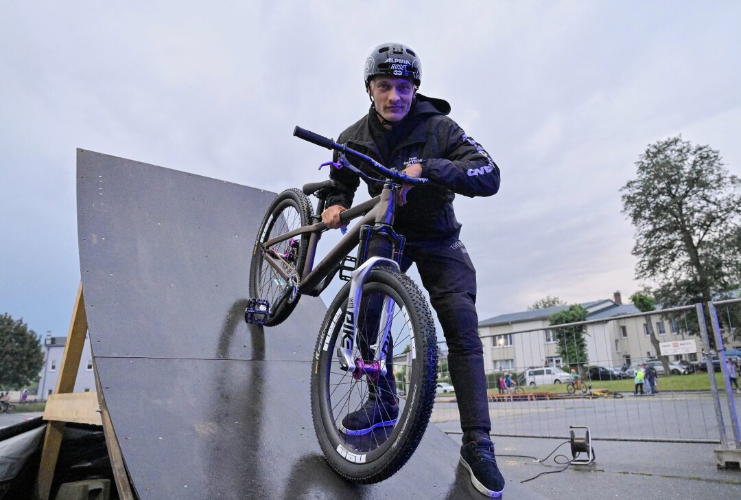 Skate'N'Ride Night hat in Stollberg Premiere gefeiert - Lukas Knopf hat bei der Skate'N'Ride Night einige Sprünge und Tricks gezeigt. Foto: Ralf Wendland