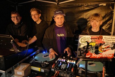 Skate'N'Ride Night hat in Stollberg Premiere gefeiert - Beim der Skate'N'Ride Night in Stollberg - im Bild Jan Schmidt, Leon Hahmann und Anton Schneider (v.li.) von der DS Beschallung mit DJ RED DEE (3.v.li.). Foto: Ralf Wendland