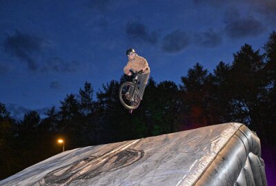 Skate'N'Ride Night hat in Stollberg Premiere gefeiert - Auch Nils Bonitz aus Leukersdorf hat bei der Skate'N'Ride Night einige Sprünge und Tricks gezeigt. Foto: Ralf Wendland